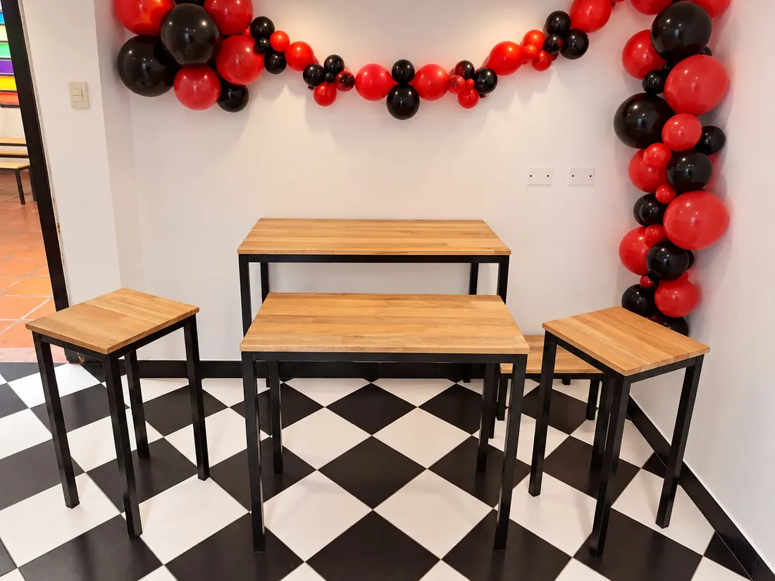 Mesas para el Candy Bar con globos rojos y negros