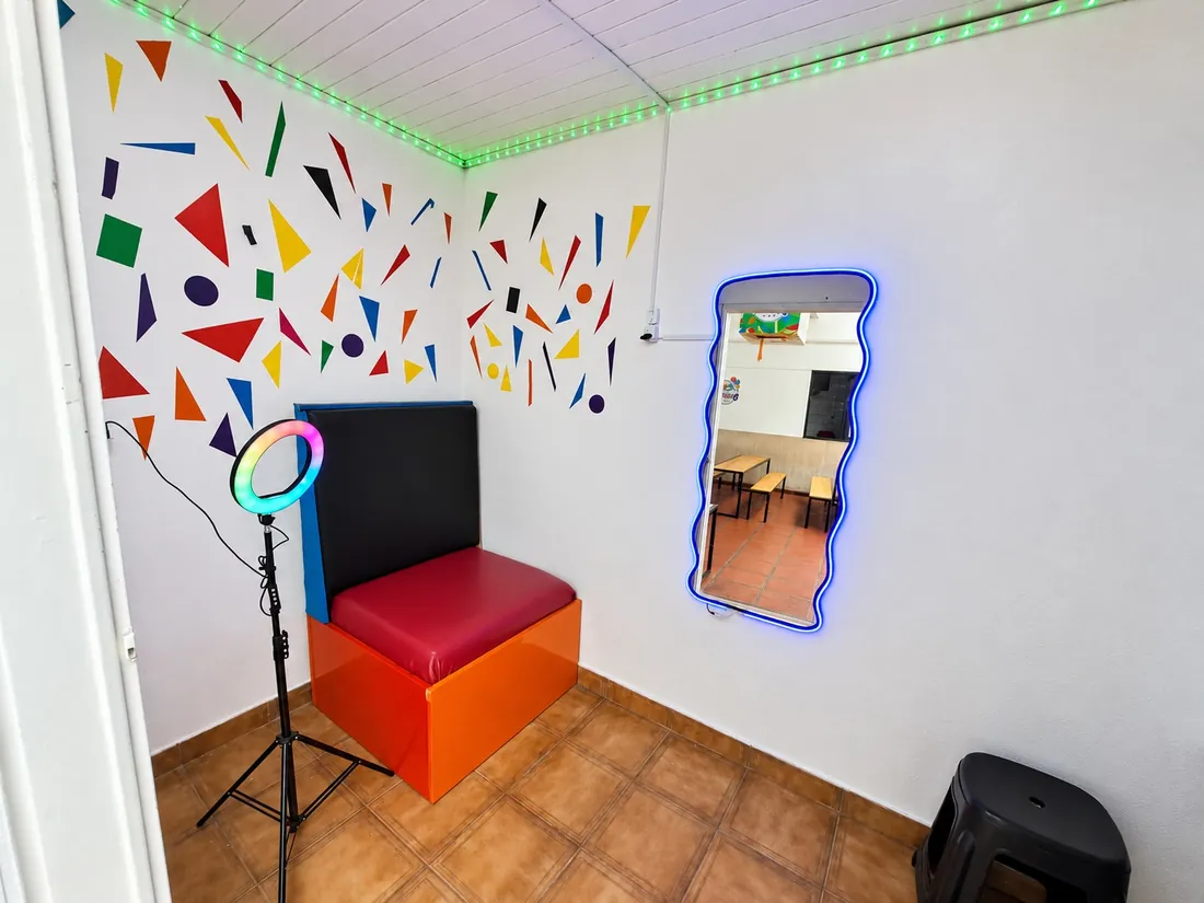 Sala Glitter con aro de luz, sillón y espejo con borde de neón