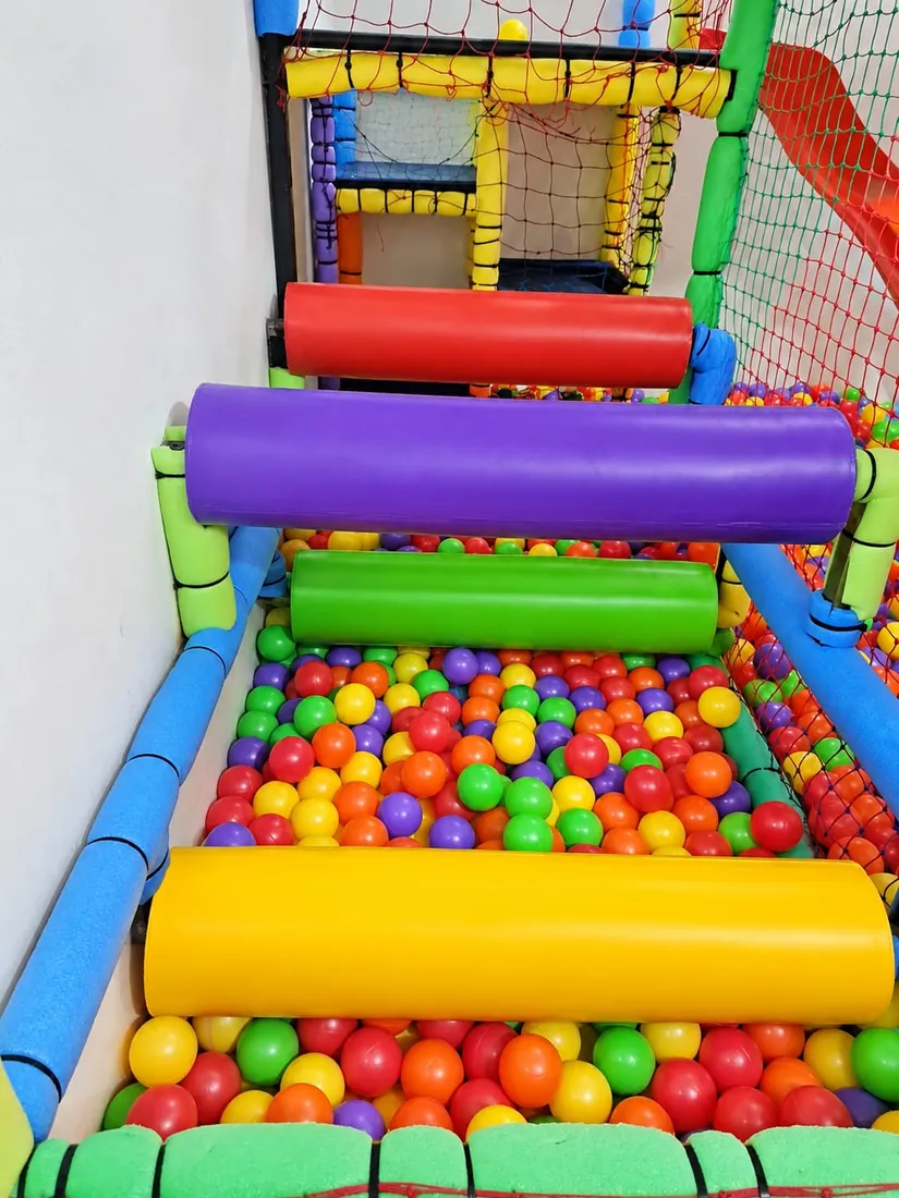 Rodillos de colores sobre la piscina de pelotas