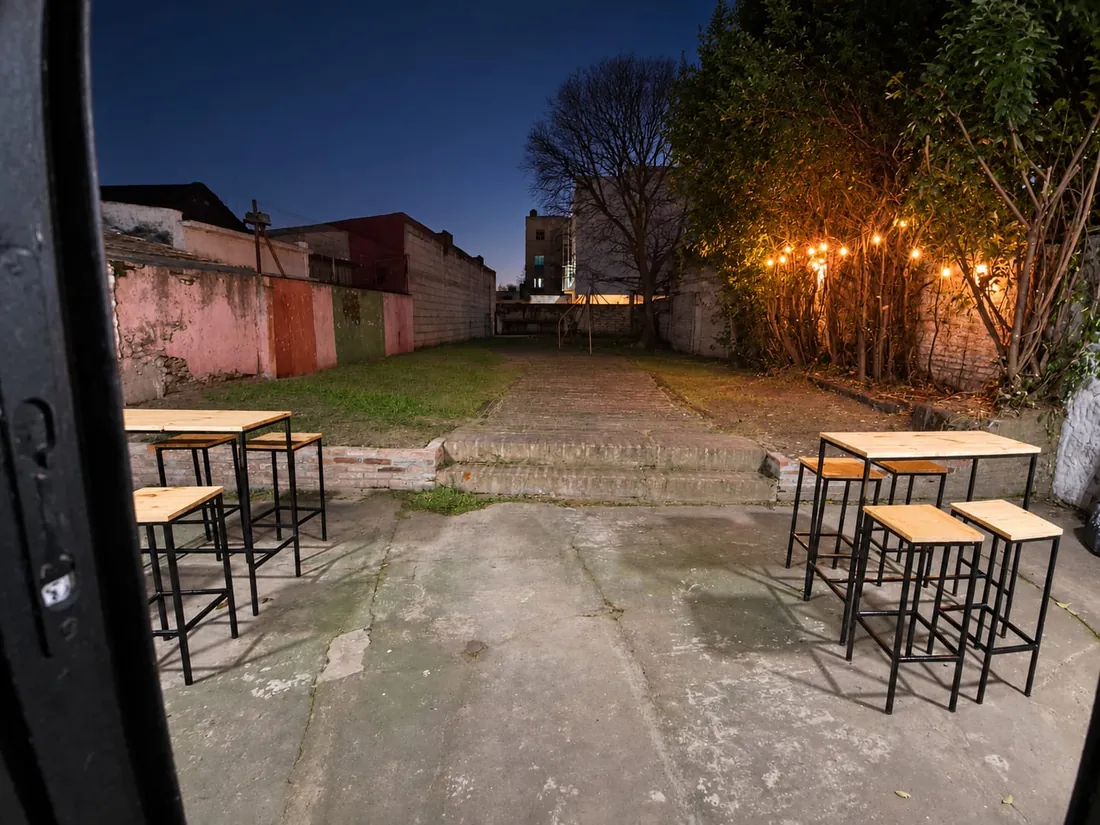 Barras altas con banquetas en el patio al aire libre